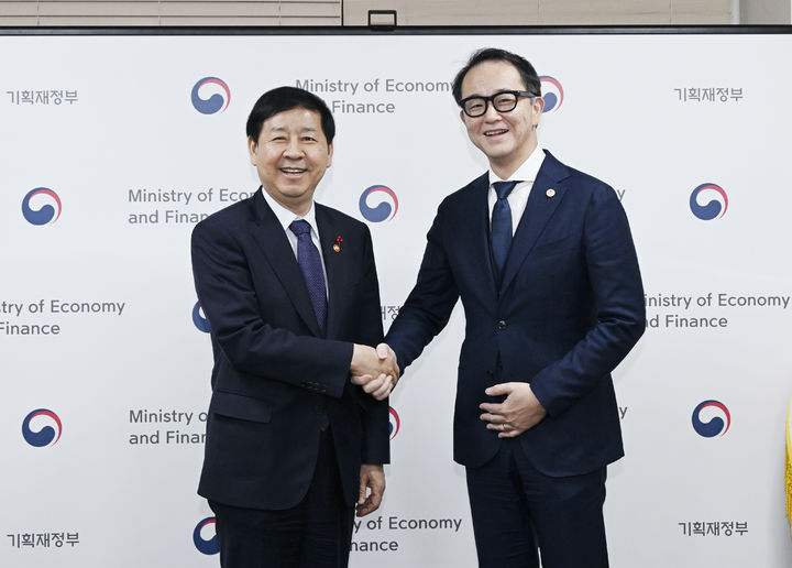 [서울=뉴시스] 구윤철 경제부총리 겸 기획재정부 장관이 18일 오후 서울 종로구 정부서울청사에서 연례 협의차 방한한 야수토 와타나베 아세안+3 역내 거시경제 조사기구(AMRO) 소장과 악수하고 있다. (사진=기획재정부 제공) 2025.12.18. photo@newsis.com *재판매 및 DB 금지