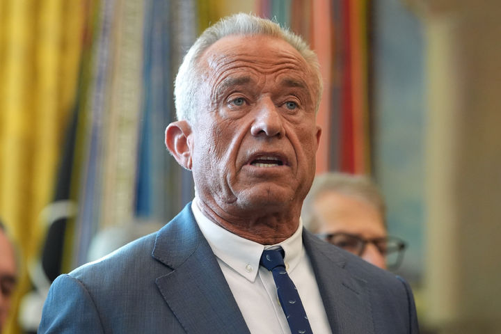 [워싱턴=AP/뉴시스] 로버트 F 케네디 주니어 미국 보건복지부 장관이 18일(현지 시간) 미국 워싱턴DC 백악관 대통령 집무실에서 발언하고 있다. 복지부는 이날 미성년자에 대한 성전환 치료를 금지하겠다고 발표했다. 2025.12.19.