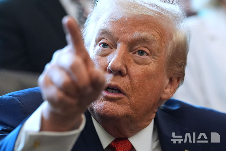 [워싱턴=AP/뉴시스] 도널드 트럼프 미국 대통령이 18일(현지 시간) 워싱턴 백악관 집무실에서 발언하고 있다. 2025.12.19.