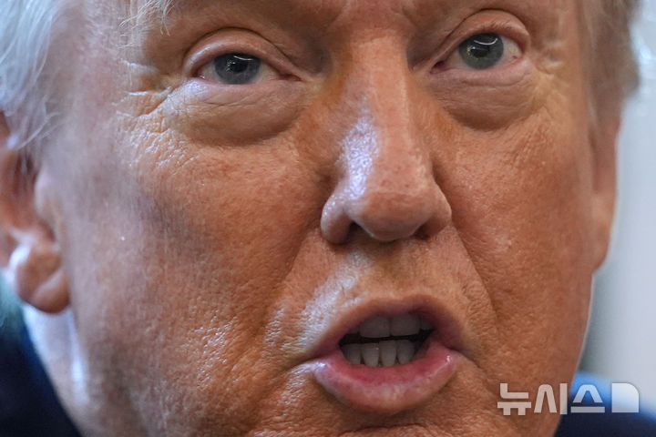 [워싱턴=AP/뉴시스] 도널드 트럼프 미국 대통령이 18일(현지 시간) 워싱턴 백악관 집무실에서 1급(스케줄I) 물질인 대마초를 3급(스케줄Ⅲ)으로 재분류하는 행정 명령에 서명한 뒤 기자들을 향해 발언하고 있다. 2025.12.19.