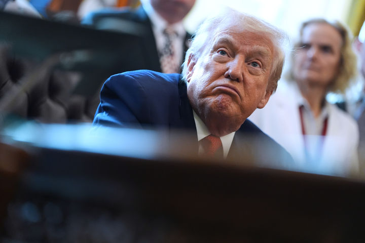 [워싱턴=AP/뉴시스] 도널드 트럼프 미국 대통령이 18일(현지 시간) 워싱턴 백악관 집무실에서 1급(스케줄I) 물질인 대마초를 3급(스케줄Ⅲ)으로 재분류하는 행정 명령에 서명한 뒤 기자들을 향해 발언하고 있다. 2025.12.19.