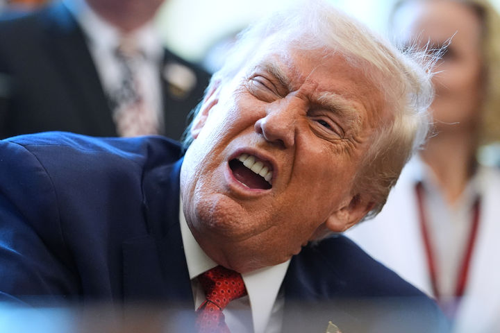 [워싱턴=AP/뉴시스] 도널드 트럼프 미국 대통령이 18일(현지 시간) 워싱턴 백악관 집무실에서 1급(스케줄I) 물질인 대마초를 3급(스케줄Ⅲ)으로 재분류하는 행정 명령에 서명한 뒤 기자들을 향해 발언하고 있다. 2025.12.19.