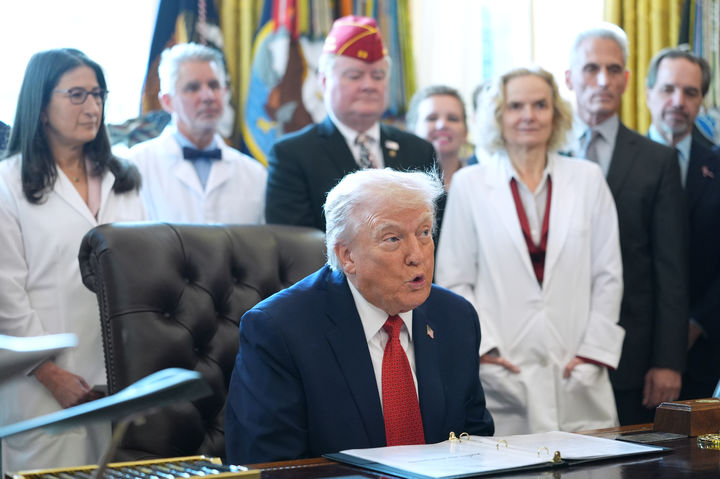 [워싱턴=AP/뉴시스] 도널드 트럼프 미국 대통령이 18일(현지 시간) 워싱턴 백악관 집무실에서 1급(스케줄I) 물질인 대마초를 3급(스케줄Ⅲ)으로 재분류하는 행정 명령에 서명하기 전 발언하고 있다. 2025.12.19.