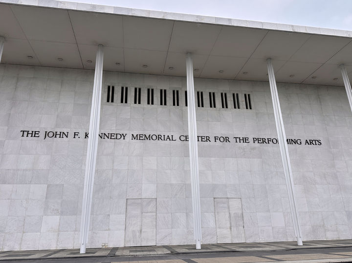 [워싱턴=AP/뉴시스] 미국 수도 워싱턴DC의 대표적인 공연 예술 극장 존 F. 케네디 센터 이름이 '트럼프-케네디 센터'로 변경된 18일(현지 시간) 미국 워싱턴DC 소재 케네디 센터. 2025.12.19.