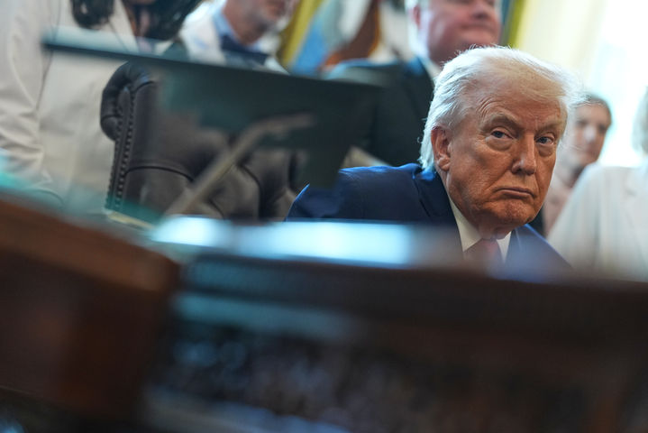 [워싱턴=AP/뉴시스] 도널드 트럼프 미국 대통령이 18일(현지 시간) 워싱턴 백악관 집무실에서 1급(스케줄I) 물질인 대마초를 3급(스케줄Ⅲ)으로 재분류하는 행정 명령에 서명하기 전 경청하고 있다. 2025.12.19.