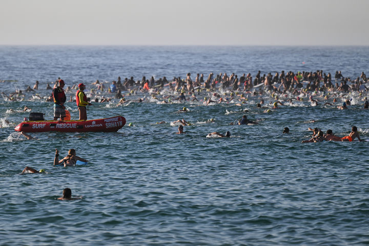 [시드니=AP/뉴시스] 19일(현지 시간) 호주 시드니 본다이비치 앞 바다에서 서퍼와 수영객들이 지난 14일 발생한 총격 희생자들을 추모하는 헌정 수영 행사가 열리고 있다. 2025.12.19.