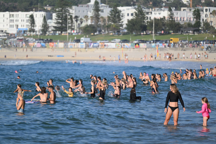 [시드니=AP/뉴시스] 19일(현지 시간) 호주 시드니 본다이비치에서 수영객들이 지난 14일 발생한 총격 희생자들을 추모하는 헌정 수영을 하고 있다. 2025.12.19.
