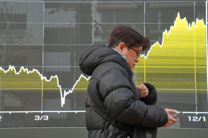 [도쿄=AP/뉴시스] 19일 일본 도쿄의 한 증권사에 일본 닛케이 지수를 보여주는 차트가 전시돼 있다. 일본 10년물 국채 금리가 이날 장중 2%로 상승, 19년 만에 최고치를 기록했다. 2025.12.19.