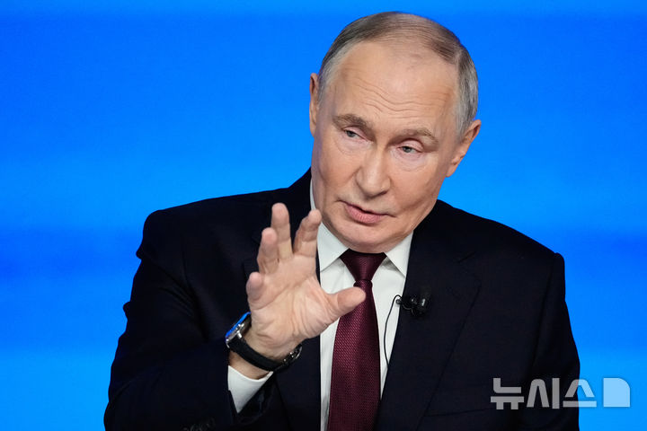 [모스크바=AP/뉴시스] 블라디미르 푸틴 러시아 대통령(가운데)이 19일(현지 시간) 러시아 모스크바 고스티니 드보르에서 개최한 연말 마라톤 기자회견에서 발언하고 있다. 2025.12.19.