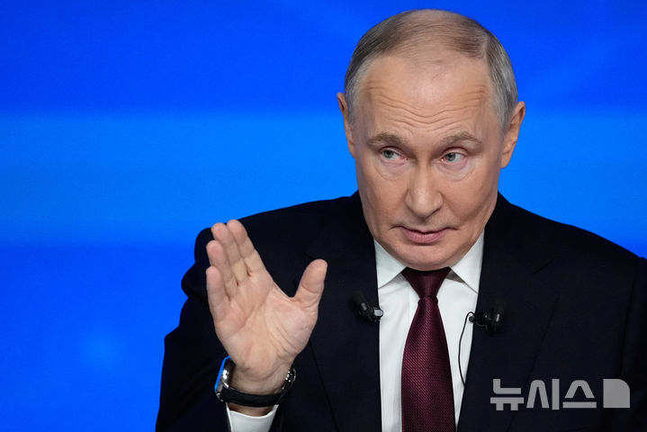 [AP/뉴시스] 러시아의 블라디미르 푸틴 대통령이 19일 장시간 진행으로 유명한 연례 연말 기자회견을 하고 있다
