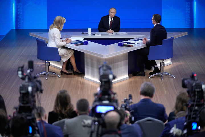 [모스크바=AP/뉴시스] 블라디미르 푸틴 러시아 대통령(가운데)이 19일(현지 시간) 러시아 모스크바 고스티니 드보르에서 열린 연말 마라톤 기자회견에서 발언하고 있다. 2025.12.19.