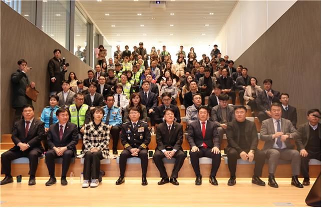 [부산=뉴시스] 18일 오후 도모헌 다할강연장에서 열린 '부산자치경찰 동행의 날' 행사에서 참가자들이 기념촬영 하고 있다.(사진=부산시 제공) 2025.12.19. photo@newsis.com *재판매 및 DB 금지