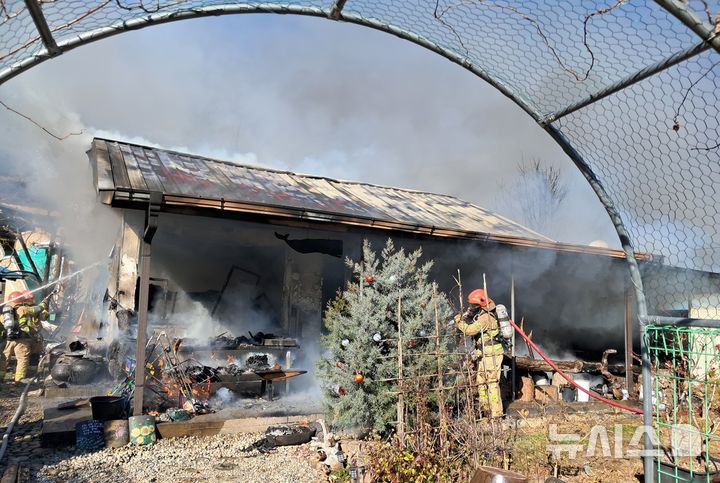 [울진=뉴시스] 안병철 기자 = 지난 18일 오전 11시50분께 경북 울진군 근남면 한 주택에서 절단기 불꽃으로 추정되는 화재가 발생했다.(사진=경북소방본부 제공) 2025.12.19. photo@newsis.com