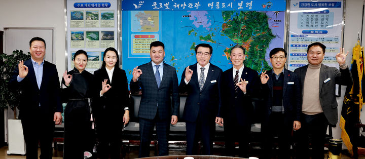 [보령=뉴시스] 보령시 몽골 투브아이막 방문단 기념촬영. (사진=보령시청 제공) 2025.12.19. photo@newsis.com *재판매 및 DB 금지