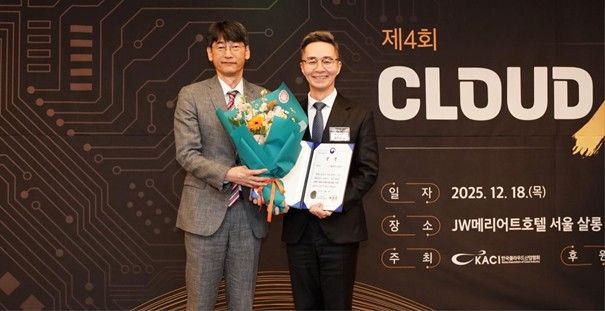 18일 서울 JW 메리어트호텔에서 개최된 ‘제4회 클라우드 인의 밤’ 시상식에서 (우)폴라리스오피스 지준경 대표이사가 기념 사진을 촬영하고 있다. (사진=폴라리스오피스 제공) *재판매 및 DB 금지