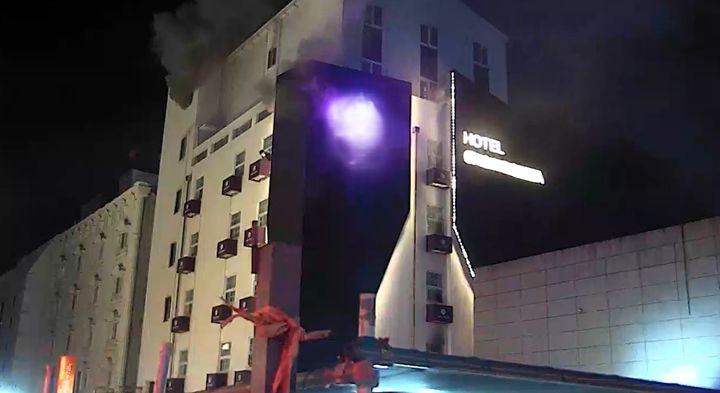 [구미=뉴시스] 구미 호텔서 불. (사진=경북소방본부 제공) 2025.12.19 photo@newsis.com *재판매 및 DB 금지