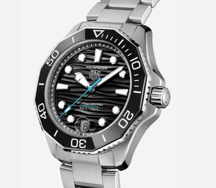 [서울=뉴시스] LVMH(모엣 헤네시·루이비통)그룹 산하 브랜드 태그호이어(TAG Heuer)의 유명 제품인 아쿠아레이서 300 시리즈의 프로페셔널 스틸＆세라믹 제품. (사진=태그호이어 공식 누리집 갈무리) 2025.12.19. photo@newsis.com