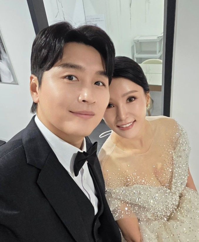 [서울=뉴시스] 전 축구선수 이동국이 결혼 20주년을 맞아 아내 이수진과 근황을 공개했다. (사진=이동국 인스타그램 캡처) 2025.12.19. photo@newsis.com *재판매 및 DB 금지