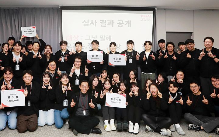 18일 박현수 11번가 사장(앞줄 오른쪽에서 다섯 번째)이 사내 해커톤 대회 '십일스테이(11stAI) 2025' 참가자들과 기념촬영을 하고 있다.(사진=11번가 제공) *재판매 및 DB 금지