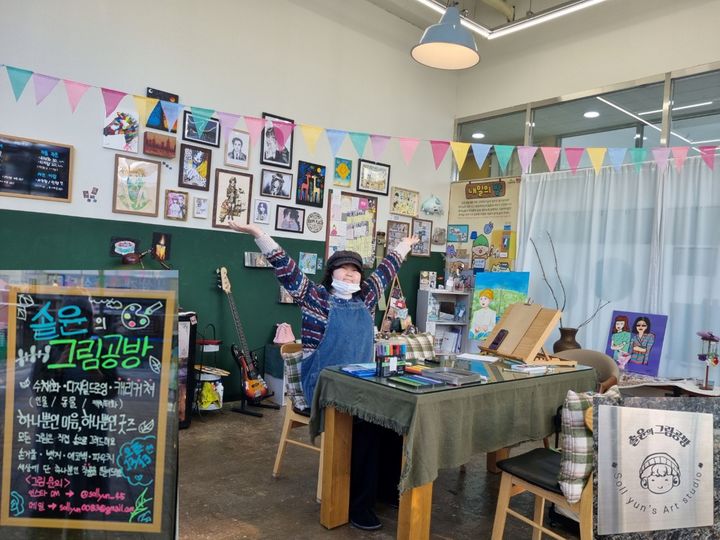 [서울=뉴시스] 정서윤(15)양은 급성 백혈병과 심장병으로 서울성모병원에서 5년간 투병한 끝에 미술 활동을 전문적으로 펼칠 수 있는 공방을 부산에 열었다.'‘솔솔바람'의 돌봄 속에서 미술이라는 또 다른 꽃으로 피어난 결과다. 솔솔바람은 서울성모병원이 중증질환 환아와 가족을 위해 통합 돌봄을 제공하는 소아청소년 완화의료팀이다. (사진=서울성모병원 제공) 2025.12.19. photo@newsis.com *재판매 및 DB 금지