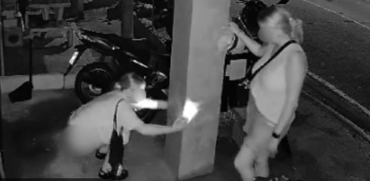 태국의 한 관광지에서 외국인 여성이 식당 앞에서 노상 방뇨를 하는 모습이 CCTV에 포착돼 논란이 일고 있다.2025.12.19.(사진=더타이거 캡처) *재판매 및 DB 금지