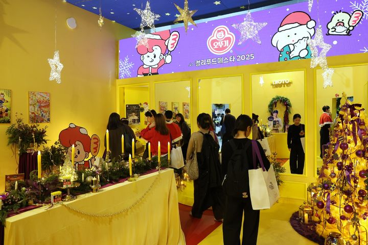 [서울=뉴시스] 오뚜기가 오는 21일까지 서울 강서구 코엑스 마곡에서 열리는 '컬리푸드페스타 2025'에 참가해 크리스마스 시즌 콘셉트로 구성된 브랜드 체험형 부스를 선보인다고 19일 밝혔다. (사진=오뚜기 제공) 2025.12.19. photo@newsis.com *재판매 및 DB 금지