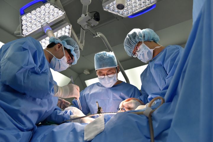 [무안=뉴시스]화순전남대병원 수술 장면. (사진=전남도 제공) 2025.12.19. photo@newsis.com *재판매 및 DB 금지