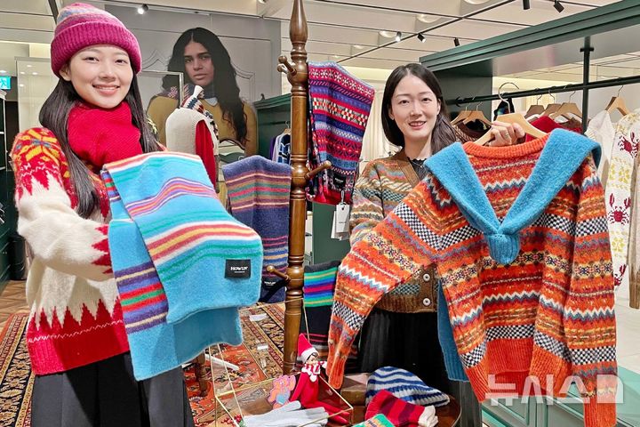 [서울=뉴시스] 갤러리아백화점은 서울 명품관에서 스코틀랜드 니트웨어 브랜드 '하울린(Howlin)' 팝업스토어를 운영한다고 19일 밝혔다. 스코틀랜드 양모를 사용해 만든 니트 제품을 선보이는 팝업스토어는 이달 26일까지 운영된다. (사진=한화갤러리아 제공) 2025.12.19. photo@newsis.com