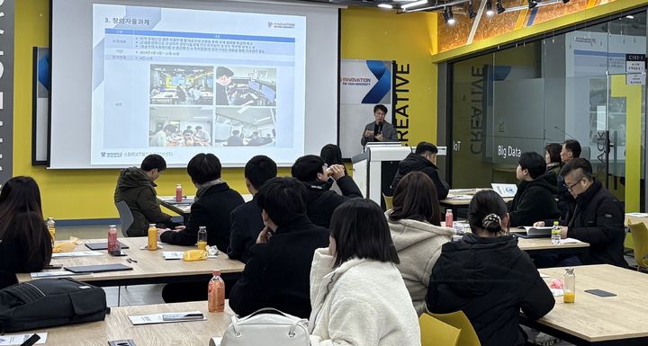 [대전=뉴시스] 김창수 센터장이 재직자 교육을 하고 있는 모습. (사진=배재대 제공) 2025.12.19. photo@newsis.com *재판매 및 DB 금지