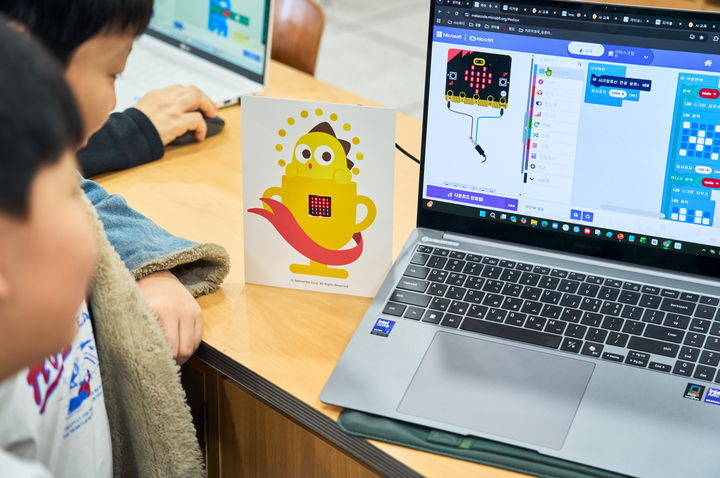 [서울=뉴시스] 넷마블문화재단이 올해 '넷마블창문프로젝트'를 통해 청소년 인공지능(AI)·코딩 교육 등을 지원했다. (사진=넷마블 제공) *재판매 및 DB 금지