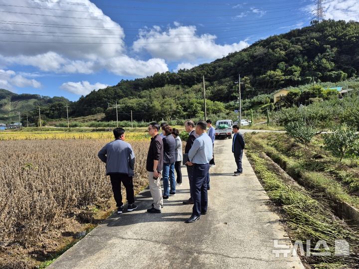 [괴산=뉴시스] 충북 괴산군 관계자들이 농업재해 피해 현황을 살피고 있다. (사진= 괴산군 제공) photo@newsis.com *재판매 및 DB 금지