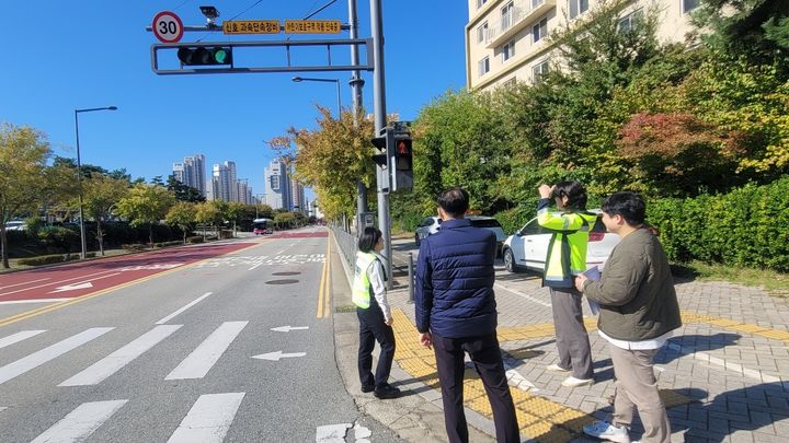 [원주=뉴시스] 보행신호체계를 점검하고 있다. (사진=한국도로교통공단 제공)2025.12.19photo@newsis.com *재판매 및 DB 금지