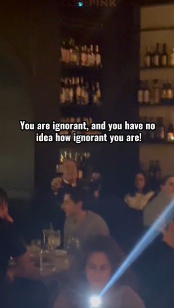 [뉴시스]스콧 베선트 미 재무장관이 코드핑크를 향해 무지하다고 소리치고 있다. (사진 = CODEPINK 인스타그램 캡처) *재판매 및 DB 금지