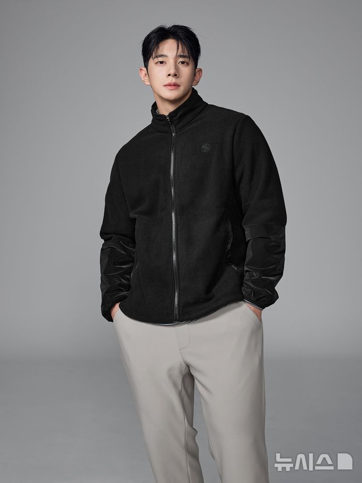 [서울=뉴시스] 젝시믹스는 계절적 요인 등으로 방한 의류가 인기를 끌고 있는 가운데 남성 기모 제품 판매량이 76%가량 증가했다고 19일 밝혔다. 사진은 젝시믹스 남성용 기모 제품 이미지. (사진=젝시믹스 제공) 2025.12.19. photo@newsis.com 