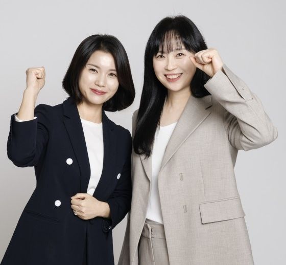 [수원=뉴시스] 채유경(사진 오른쪽) 위원장, 이현주 수석부위원장. (사진=경기교사노조 제공) 2025.12.19. photo@newsis.com *재판매 및 DB 금지