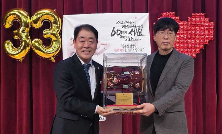 난계국악단 퇴임식에서 강성규(사진 왼쪽) 영동부군수로부터 공로패 받는 김종찬 단원 *재판매 및 DB 금지