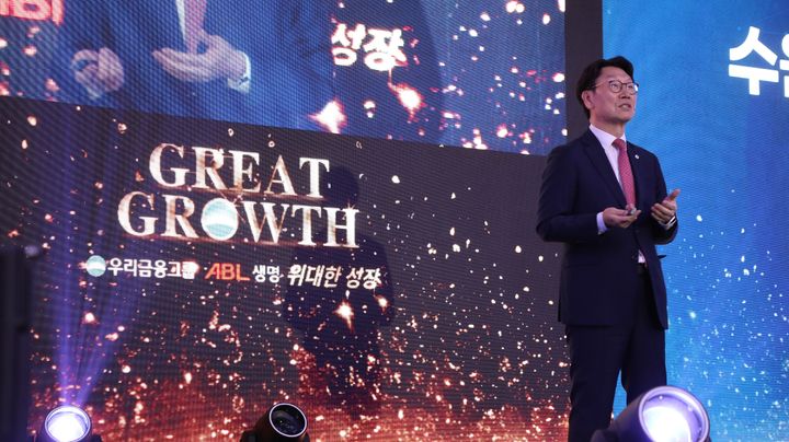 [서울=뉴시스] 곽희필 ABL생명 대표가 지난 18일 경기도 용인 소재 자사 연수원에서 열린 FC채널 조직 혁신 프로그램 ‘Great Growth(위대한 성장)' 설명회에서 FC채널의 비전을 선포하고 있다. (사진=ABL생명 제공) 2025.12.19. photo@newsis.com *재판매 및 DB 금지