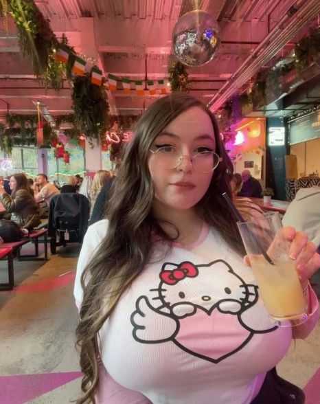 [뉴시스] 키는 약 150㎝에 불과하지만 가슴 무게만 30kg에 달하는 한 여성의 사연이 온라인에서 화제를 모으고 있다. (사진='더 선' 캡처) *재판매 및 DB금지 *재판매 및 DB 금지