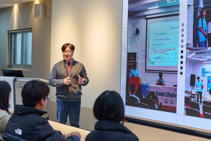[인천=뉴시스] 한승우 인하대 건축학부 교수가 학생들에게 글로벌 기후위기대응을 위한 해외 탐방 프로그램 GGC 프로그램에 대해 설명하고 있다. (사진=인하대 제공) 2025.12.19. photo@newsis.com *재판매 및 DB 금지