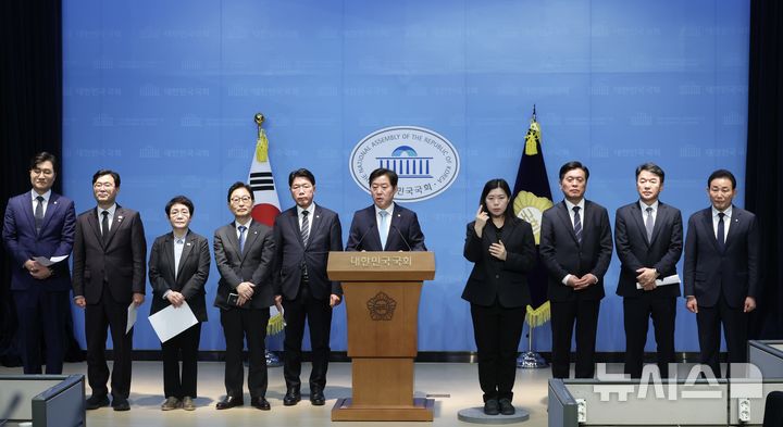 [서울=뉴시스] 조성봉 기자 = 황명선 더불어민주당 대전충남특별시 추진단 상임위원장이 19일 오전 서울 여의도 국회 소통관에서 열린 대전충남특별시 추진 관련 기자회견에서 발언을 하고 있다. 2025.12.19. suncho21@newsis.com