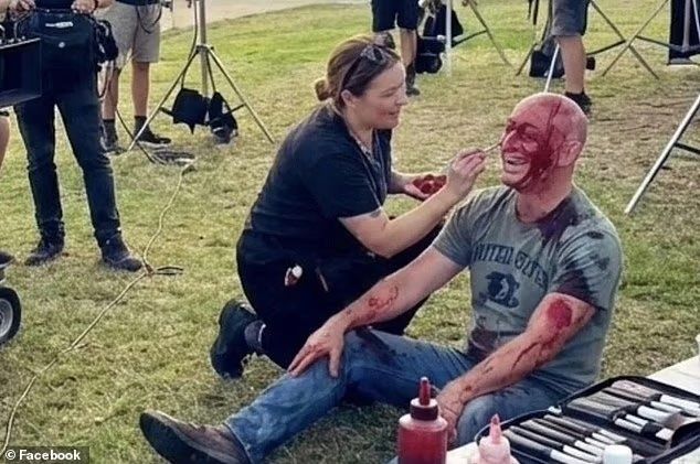 [서울=뉴시스] 호주 시드니 본다이 비치 총격 사건 희생자로 알려진 남성이 얼굴에 가짜 피를 바르는 장면처럼 연출된 모습. 이 사진은 사실이 아닌 AI 생성 이미지로, 피해자가 실제로 겪은 부상 장면을 왜곡한 것이다.(사진출처: 데일리메일 캡처) 2025.12.19. 