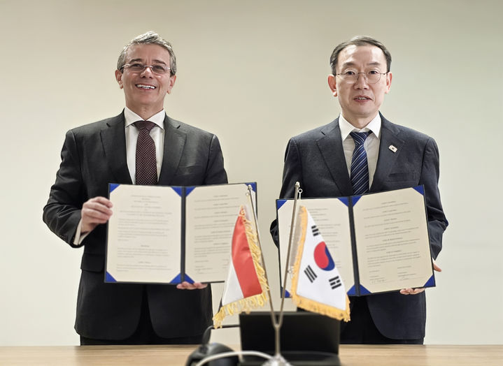 [카이로=뉴시스] 이명구 관세청장(오른쪽)이 아흐메드 아마위 로빈 이집트 관세청장과 18일(현지 시각) 이집트 카이로서 양해각서(MOU)를 체결한 뒤 기념촬영하고 있다.(사진=관세청 제공) *재판매 및 DB 금지