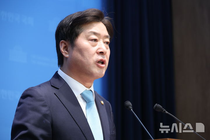 [서울=뉴시스] 조성봉 기자 = 황명선 더불어민주당 대전충남특별시 추진단 상임위원장이 19일 오전 서울 여의도 국회 소통관에서 열린 대전충남특별시 추진 관련 기자회견에서 발언을 하고 있다. 2025.12.19. suncho21@newsis.com
