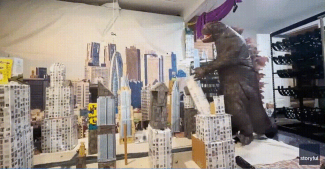 [뉴시스]아내가 남편의 생일 선물로 스트레스를 풀 수 있는 '고질라 분노 해소방'을 만들어 줬다. (영상 = Storyful 갈무리) *재판매 및 DB 금지 *재판매 및 DB 금지