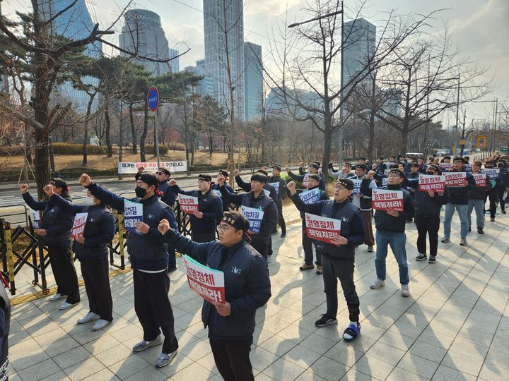[서울=뉴시스] 한국항공우주산업(KAI) 노동조합이 10일 수출입은행 앞에서 신임 대표이사 인선을 요구하고 있다.(사진=KAI 노동조합 제공). 2025.12.10. photo@newsis.com *재판매 및 DB 금지