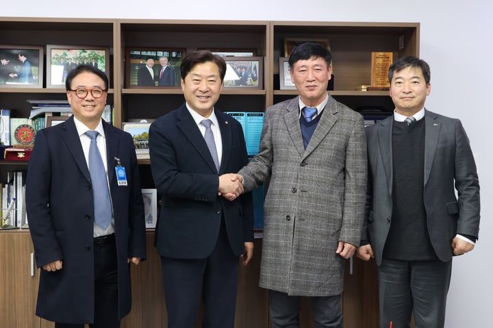 [논산=뉴시스]정정모 KDI 대표가 17일 더불어민주당 황명선 의원실을 찾아 논산을 '드론·AI·로봇 R&D 및 생산거점’으로 조성하는 방안을 설명한 후 기념사진을 찍고 있다. (사진=황명선의원실 제공) 2025. 12. 19 photo@newsis.com *재판매 및 DB 금지