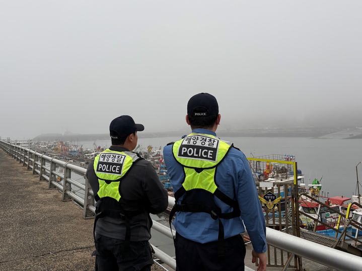 [보령=뉴시스] 보령해경이 항 내 정박 어선을 점검하고 있다.(사진=보령해양경찰서 제공) 2025.12.19. photo@newsis.com *재판매 및 DB 금지