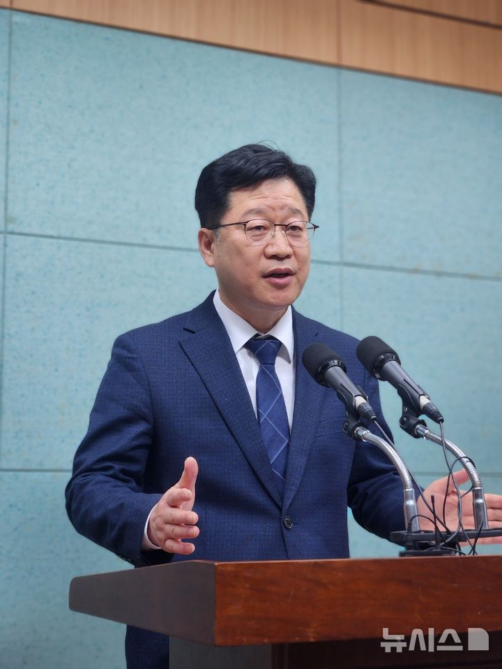 [전주=뉴시스] 김민수 기자= 안호영 국회 기후에너지환경노동위원장이 19일 전북특별자치도의회 브리핑룸에서 기자회견을 갖고 전북도의 에너지 정책에 대해 발언하고 있다. leo@newsis.com 2025.12.19 *재판매 및 DB 금지