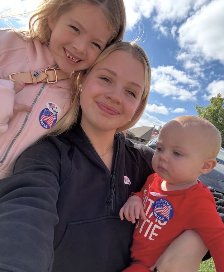 [뉴시스] 10대에 임신해 화제를 모았던 미국 여성이 두 아이의 엄마가 된 현재에도 동안 외모로 인해 여전히 미성년자로 오해받고 있다는 사연이 전해졌다. (사진=매디 램버트 크롤리 인스타그램 캡처) *재판매 및 DB 금지