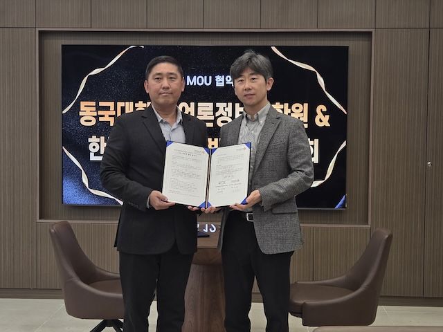 [서울=뉴시스] 동국대 언론정보대학원-한국케이블tv방송기자협회 업무협약식에서 이재필 협회장(왼쪽)과 김용환 원장이 기념사진을 촬영하고 있다. (사진=동국대 제공) 2025.12.19. photo@newsis.com *재판매 및 DB 금지